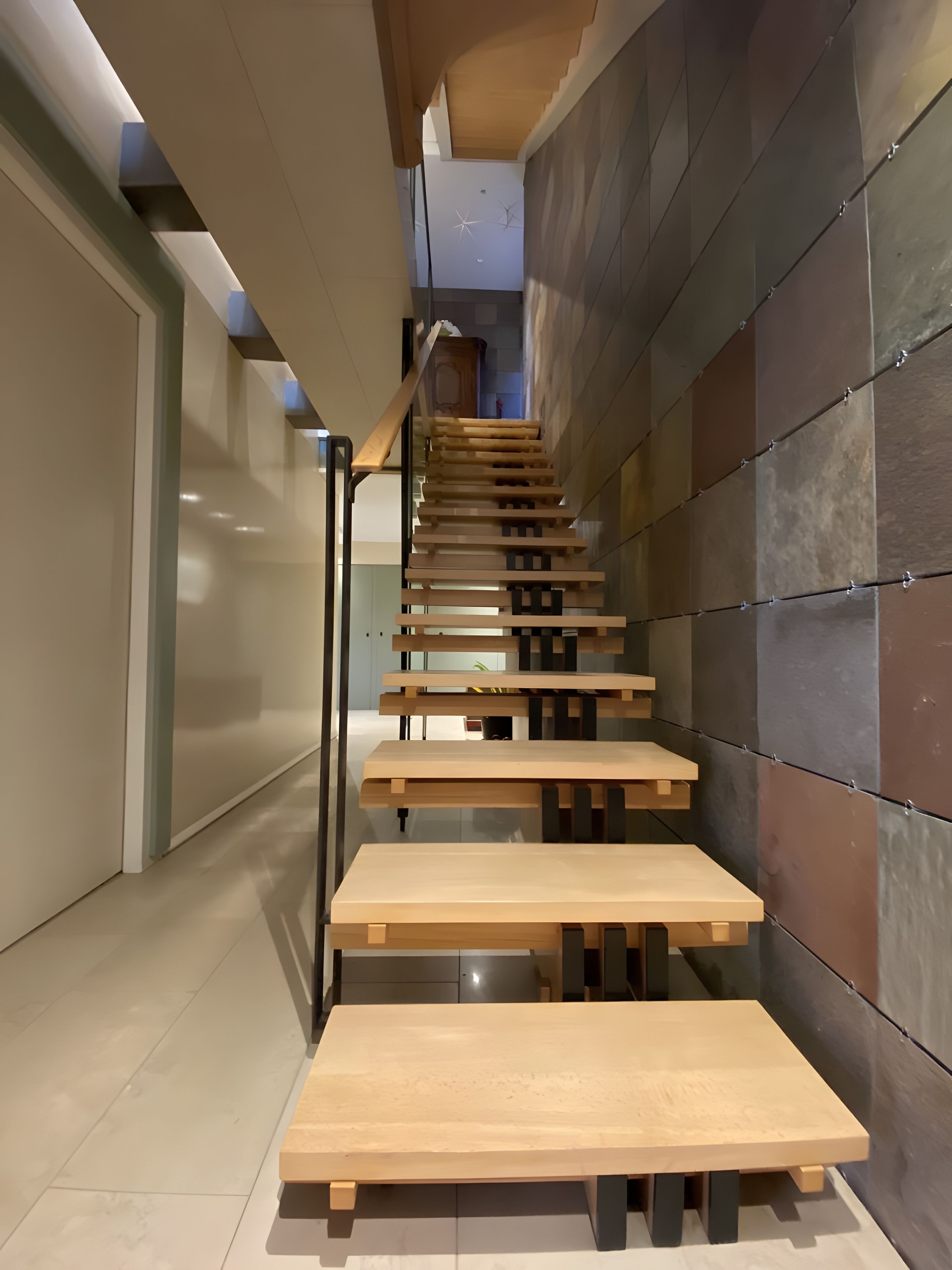 Un intérieur moderne avec un escalier en bois et un design minimaliste.