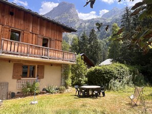Eine Holzhütte mit einem Balkon mit Blick auf eine Berglandschaft.