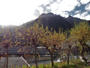A mountainous landscape with a building featuring a tiled roof. - Well-located studio cabin, cats OK - 4 guests (Pralognan-la-Vanoise)
