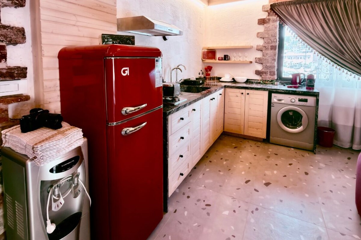 Suite estudio Deluxe, vista a la montaña | Cocina privada | Refrigerador, parrilla de estufa, lavavajillas y utensilios de cocina