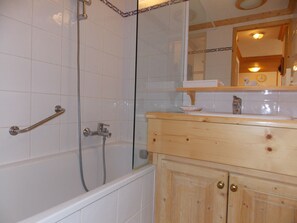 A bathroom with a shower, a sink, and a mirror. - Ideal apartment with balcony - 4 guests (Pralognan-la-Vanoise)