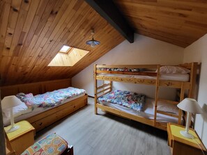 A dormitory room with two bunk beds, a skylight, and a small table with a lamp. - Apartment with stunning view - 6 guests (Pralognan-la-Vanoise)