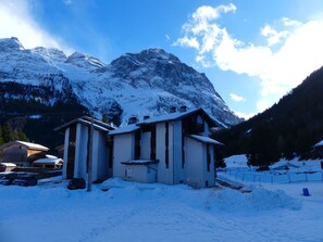 A snow-covered mountain with a building in the foreground. - Duplex in Pralognan - 4 guests (Pralognan-la-Vanoise)
