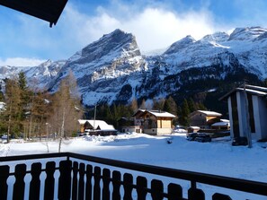 A snow-covered mountain landscape with wooden buildings and a clear sky. - Duplex in Pralognan - 4 guests (Pralognan-la-Vanoise)