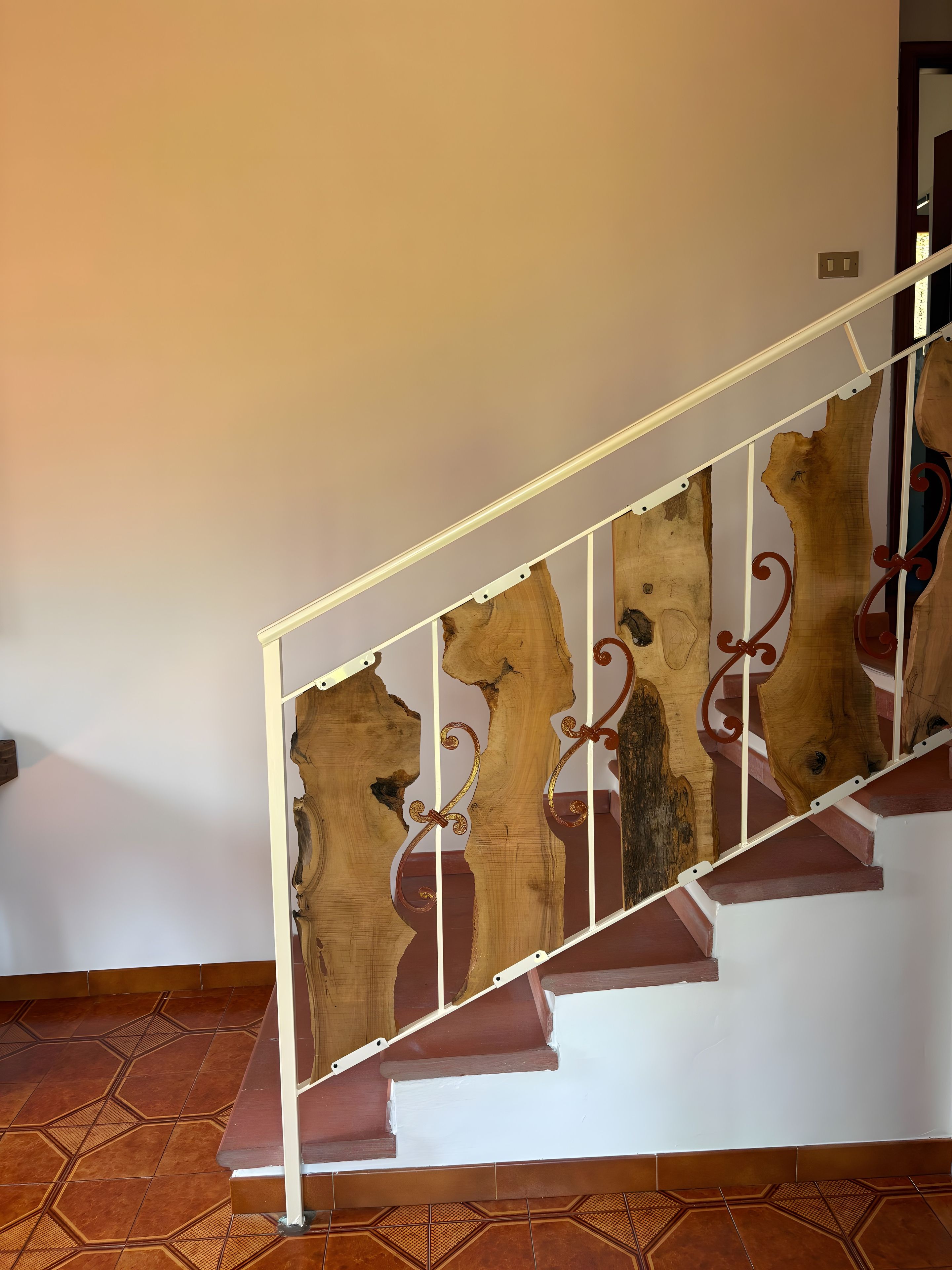 Eine Treppe mit weißer Geländer und Holzstufen.
