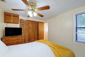A bedroom with a bed, a television on a wooden dresser, a ceiling fan, and a window with blinds. - 'tropical Hideaway' 3 Mi to Lake Louisa State Park (Clermont)
