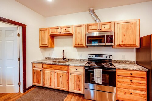 Cozy Apartment Near UAF & Downtown Fairbanks!