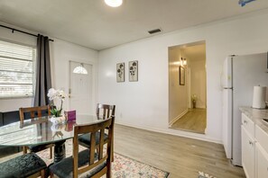A dining area with a glass table, wooden chairs, and a floral rug. - 5 Mi to Ocean! Snowbird Haven in Lake Worth Beach (Lake Worth)