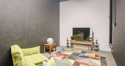 On Main St! Walkable Family Apartment in Princeton