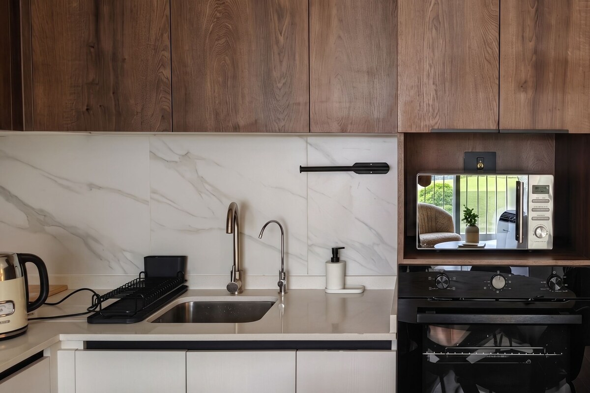 Appartement, 2 slaapkamers, airconditioning | Privékeuken | Een koelkast, een microgolfoven, een oven, kookgerei, borden en bestek