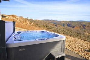 A hot tub with a view of a mountainous landscape. - Four Seasons Estate for up to 20 with Lake and Ski Access (Heber city)