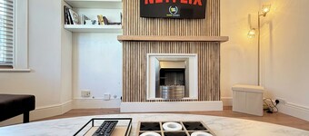 Family & Work Stay | Garden, Parking & Workspace