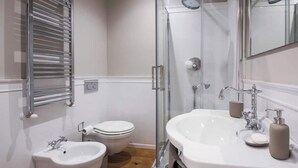 Unclassified image, 4 of 26, button - CONTEMPORARY FLORENCE APARTMENT WITH 3 BEDROOMS & 3 BATHROOMS (Firenze)
