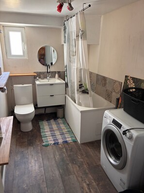 Bathroom - Vrbo Property (Tarascon)