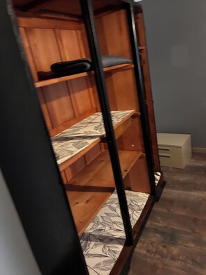 Une armoire en bois avec de nombreuses étagères et des tiroirs.