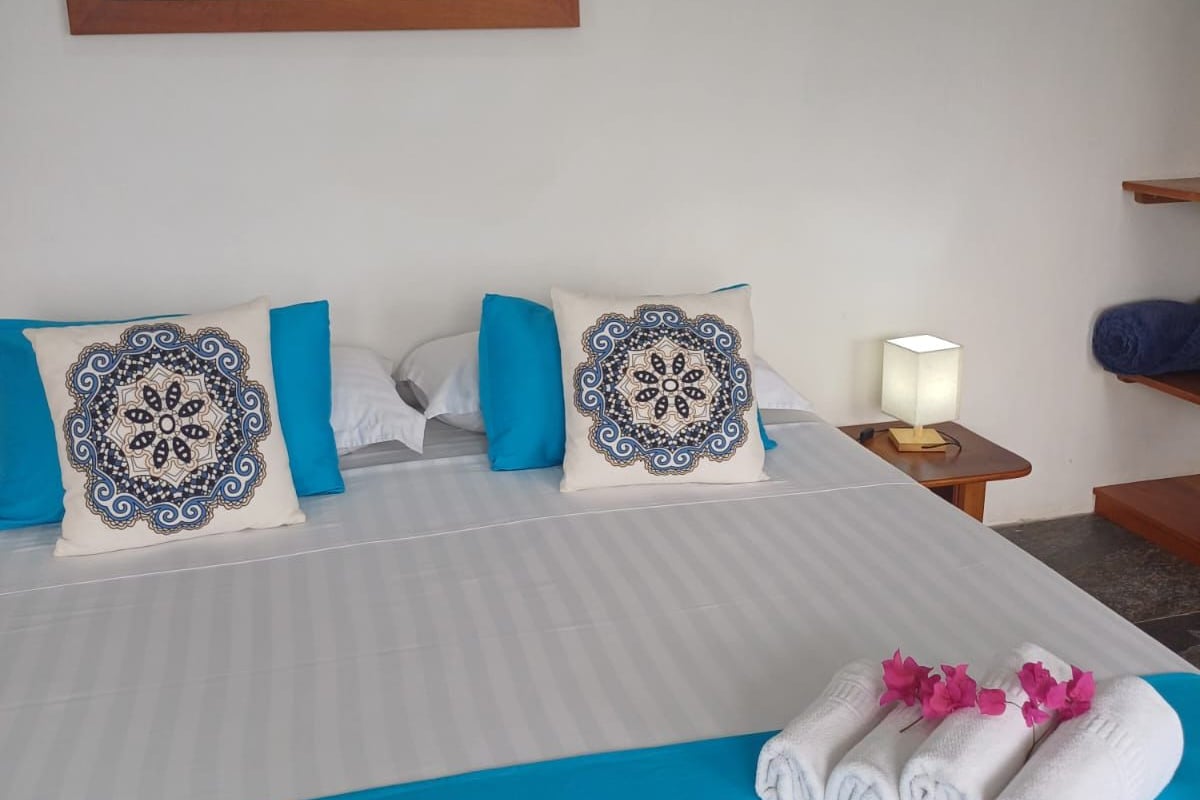Kamer, 1 twee- of 2 eenpersoonsbedden, uitzicht op baai | Een bureau, een laptopwerkplek, gratis wifi
