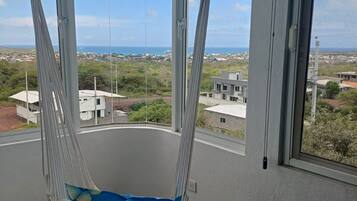 Silla hamaca con vista a un paisaje costero.