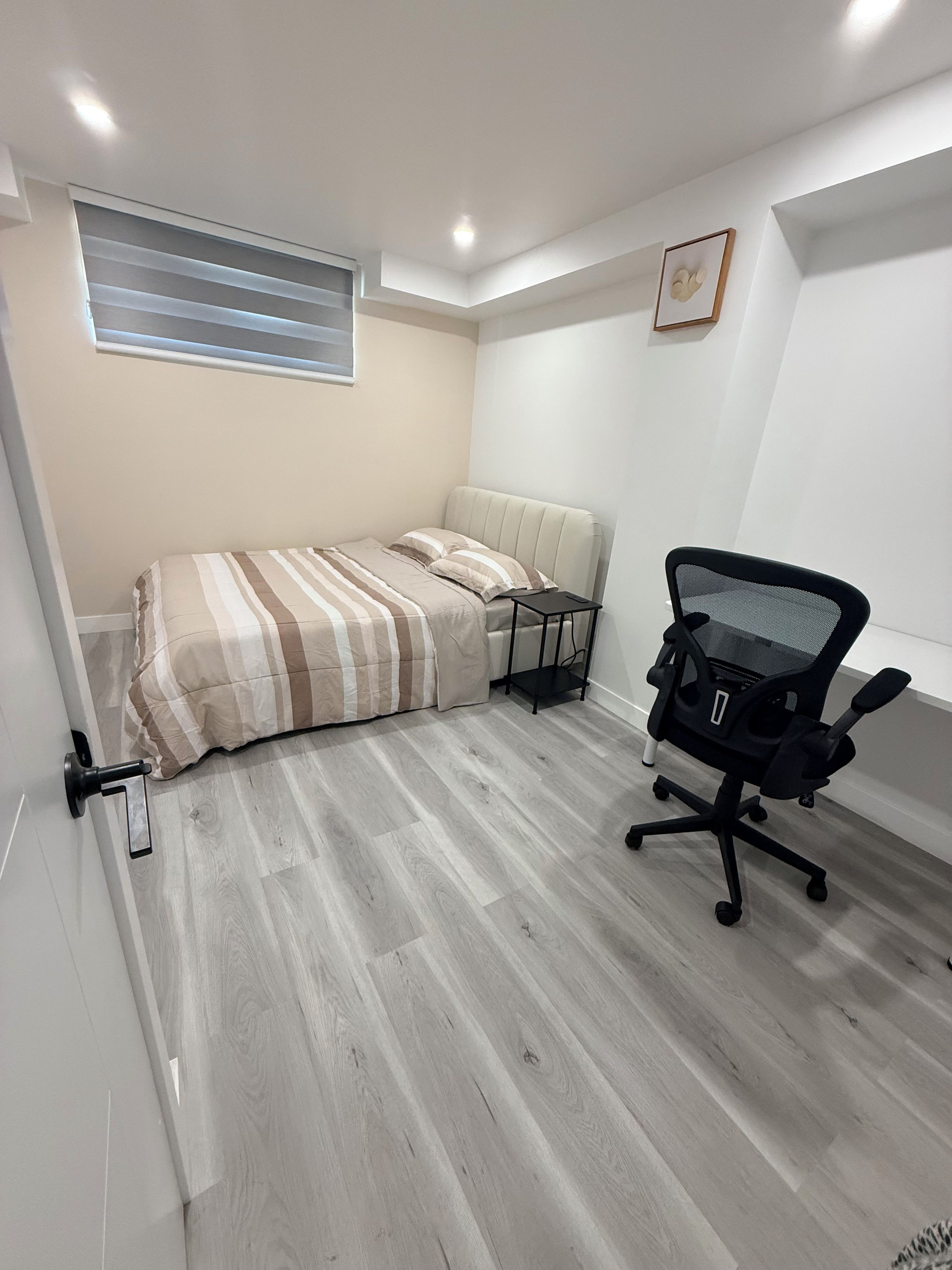 Une chambre à coucher avec un lit, un bureau et une chaise.