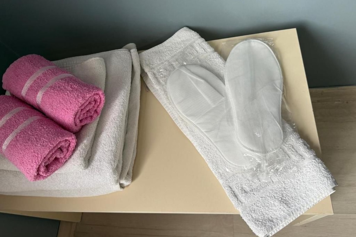 Een douche, gratis toiletartikelen, een haardroger, handdoeken