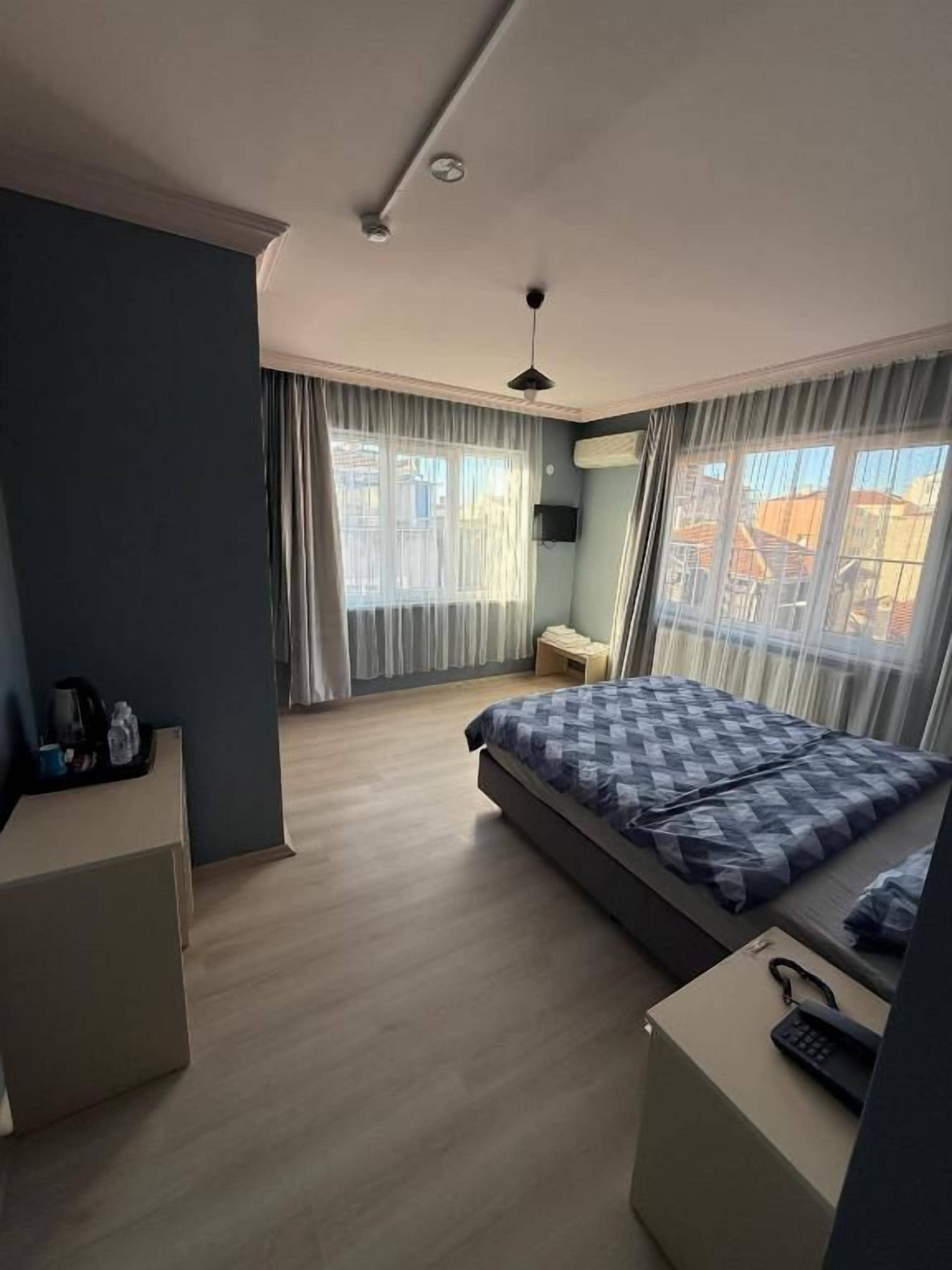 Un dormitorio moderno con una cama, una mesita de noche y un escritorio con una silla.