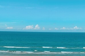Ein freier Blick auf den Ozean mit Wellen und einem fernen Horizont.
