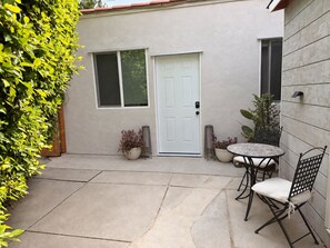 Unclassified image, 2 of 15, button - 2-Queen beds bungalow with AC full kitchen laundry in vibrant Hollywood (Los Angeles)