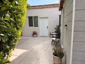 Unclassified image, 4 of 15, button - 2-Queen beds bungalow with AC full kitchen laundry in vibrant Hollywood (Los Angeles)