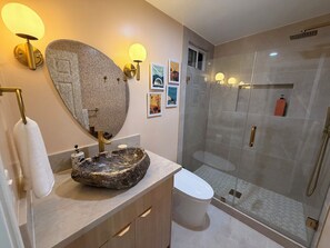 Unclassified image, 5 of 15, button - 2-Queen beds bungalow with AC full kitchen laundry in vibrant Hollywood (Los Angeles)