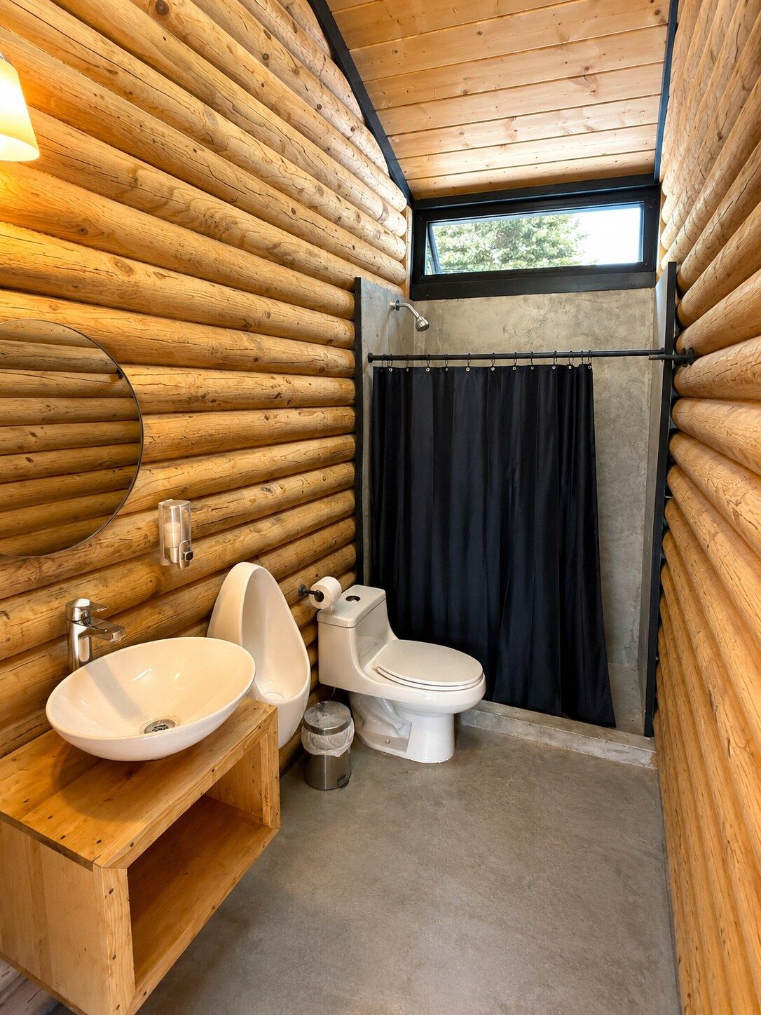 Ein Badezimmer in einer Blockhütte mit Holzvertäfelung, einem Waschbecken, einer Toilette und einer Duschkabine.