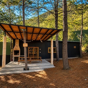 An outdoor wooden structure with a bench and a sign that reads 'AMOR'.