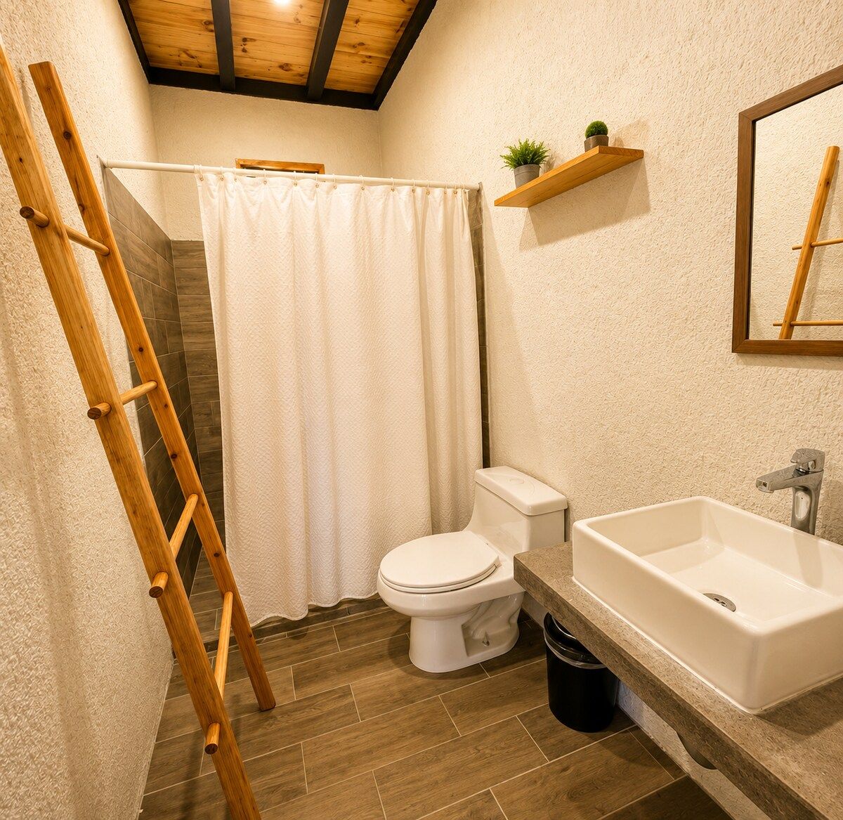 Ein Badezimmer mit einer Holallee, einer Duschvorhang, einer Toilette und einem Waschbecken mit Spiegel darüber.