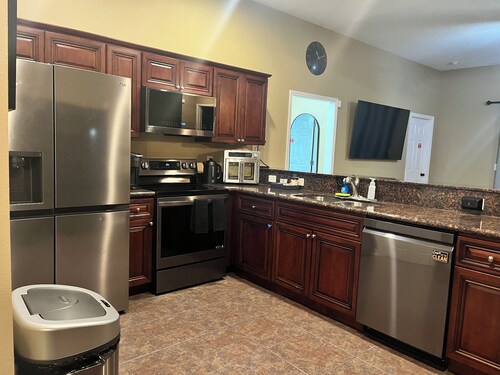 Modern Gulfport Retreat. Stylish 1 BR, Full Kitchen, Patio & Private Driveway