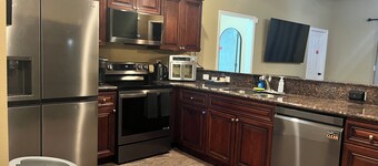 Modern Gulfport Retreat. Stylish 1 BR, Full Kitchen, Patio & Private Driveway