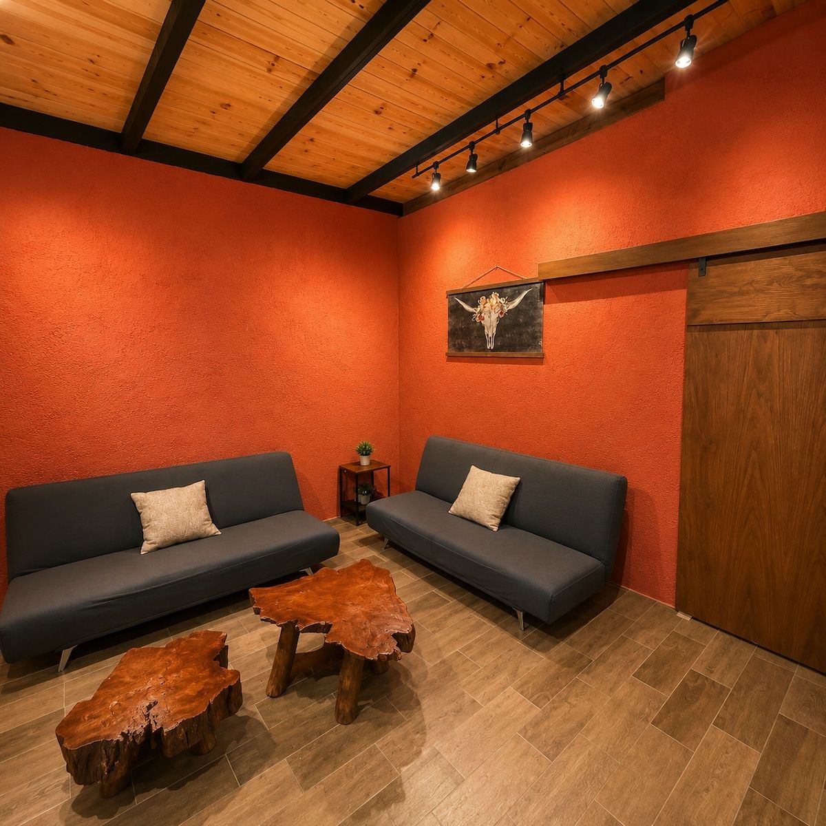 Ein Zimmer mit zwei Sofas, einem Holztisch und einem kleinen Beistelltisch mit Pflanze.