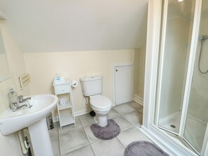 A bathroom with a sink, toilet, and shower. - Getws (Ty Croes)