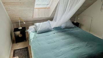 Desk, WiFi (free)