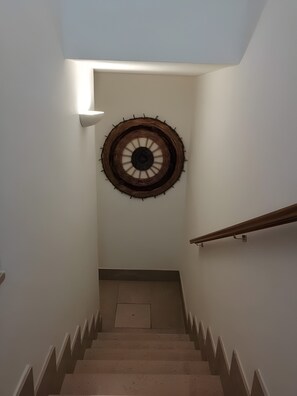 A staircase with a circular wall decoration and a handrail on the right. - Villa 'Mios' with Private Terrace, Wi-Fi and Air Conditioning (Muro Leccese)