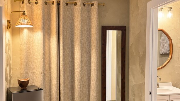 Unclassified image, 1 of 9, button - Beautiful suite with 2 queen beds, pool access in beautiful Miami neighborhood (Miami)