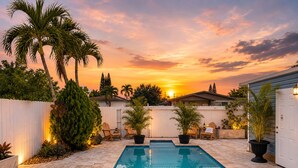 Unclassified image, 2 of 9, button - Beautiful suite with 2 queen beds, pool access in beautiful Miami neighborhood (Miami)