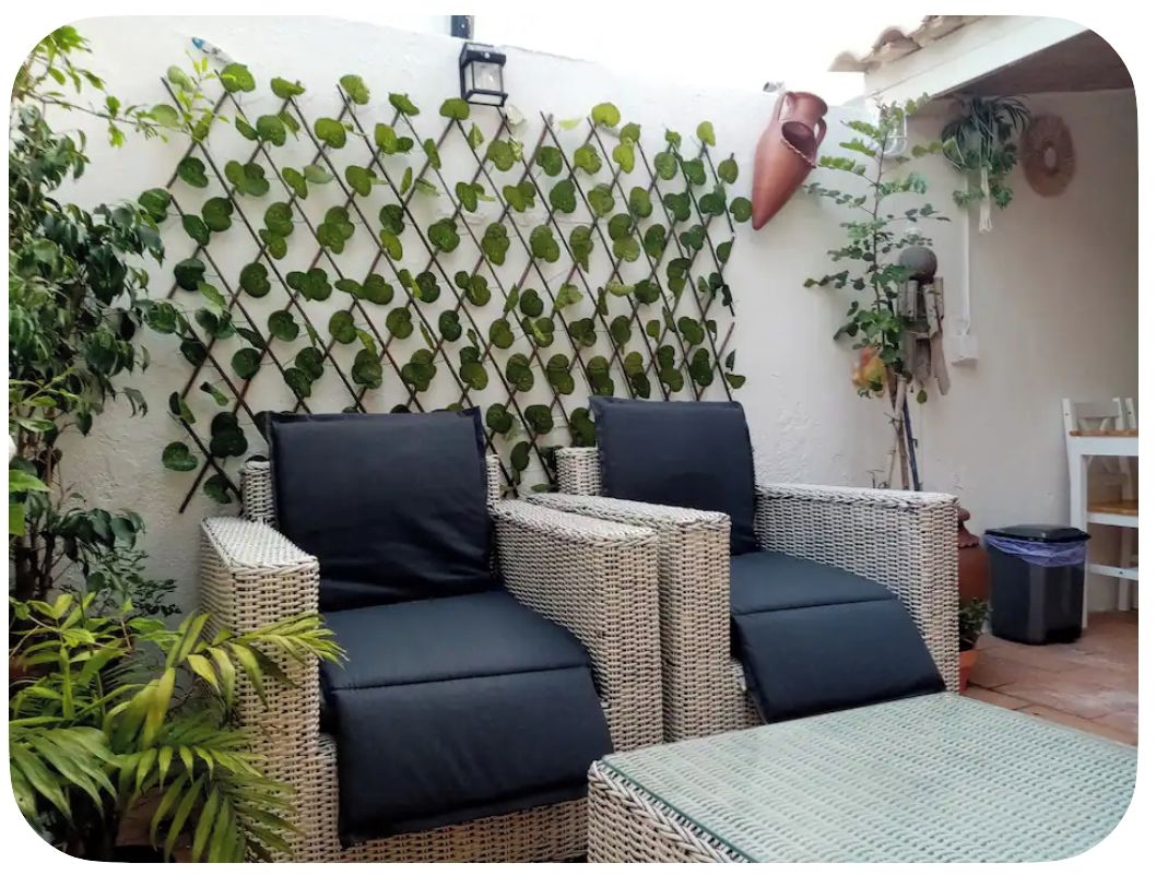 Cadeirões no quintal jardim: o espaço ideal para os seus banhos de sol.