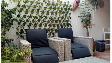 Cadeirões no quintal jardim: o espaço ideal para os seus banhos de sol.