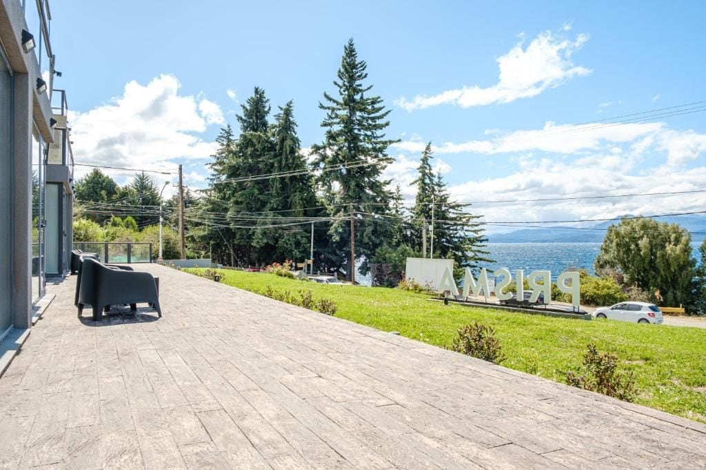 Eine Holzterrasse mit Sitzgelegenheit im Freien, Blick auf einen See und ein Schild mit der Nummer 219.