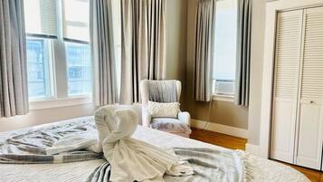 Une chambre d’hôtel avec un lit, une chaise et une armoire.