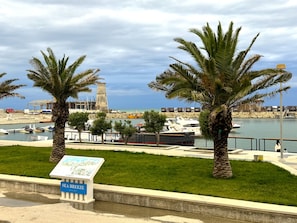 Ein Yachthafen mit Booten, Palmen und einem Schild für das Sea Breeze Resort.