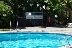Ein Swimmingpool mit Grillplatz und Feuerlöscher.