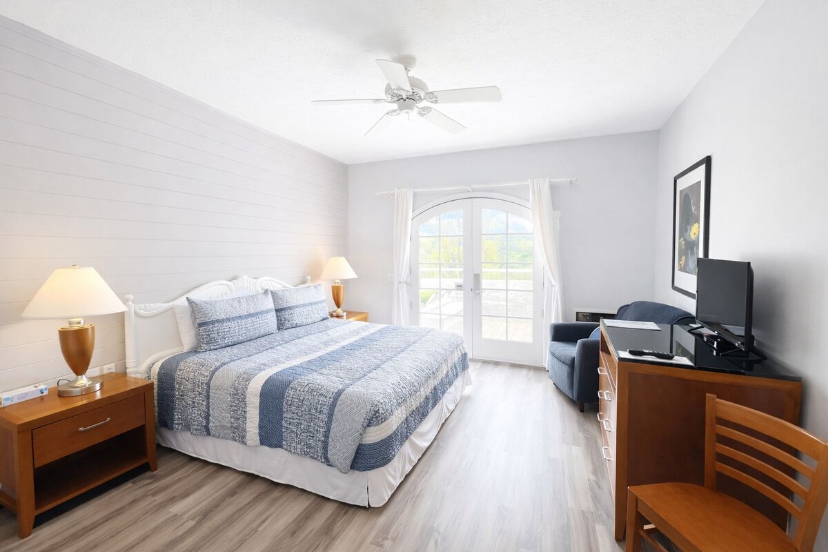 Habitación, 1 cama King size, acceso para personas con movilidad reducida, vista parcial al lago | Tabla de planchar con plancha, wifi gratis y ropa de cama 