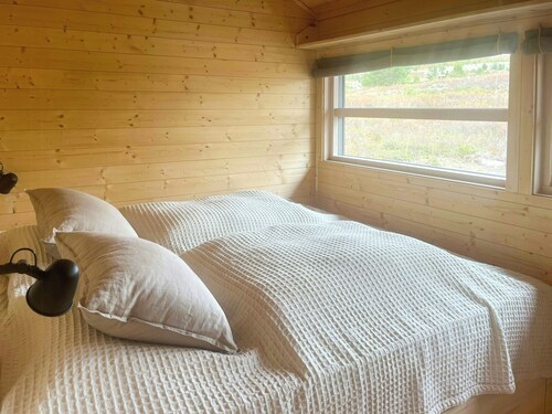 Cabin with mountain hikes and fire pit