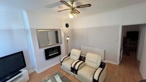 Living area - Apartment Sleeps 6 With Pets Welcome (Croydon)