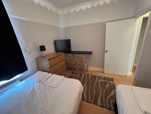 Unclassified image, 2 of 20, button - Apartment Sleeps 6 With Pets Welcome (Croydon)