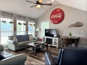 Living area - Lake Linville Home, waterfront, 5 minutes to Renfro Valley and I-75 (Brodhead)